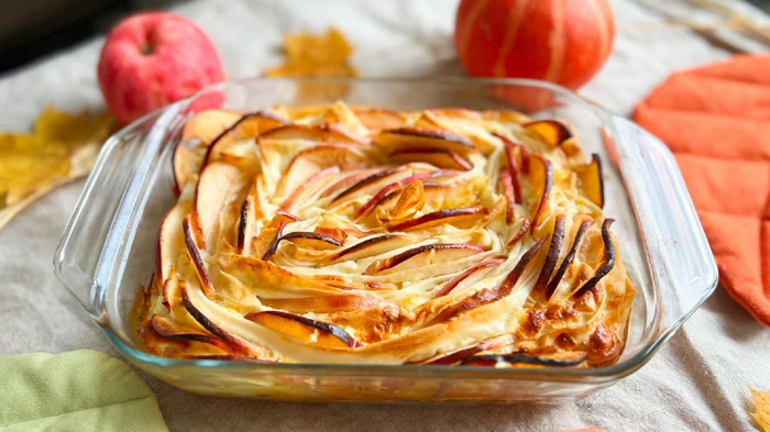 Charlottes største konkurrent: en delikat æbletærte lavet af phyllodej og cremefraiche