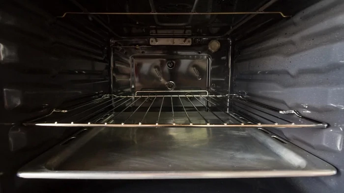 Den vil skinne som ny: Rengøringseksperter forklarer, hvor nemt det er at rengøre din ovnrist