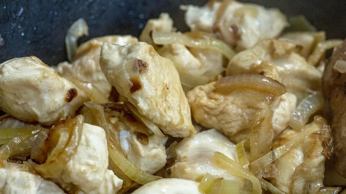 Kylling stuvet i løgsauce: opskrift på en perfekt varm ret