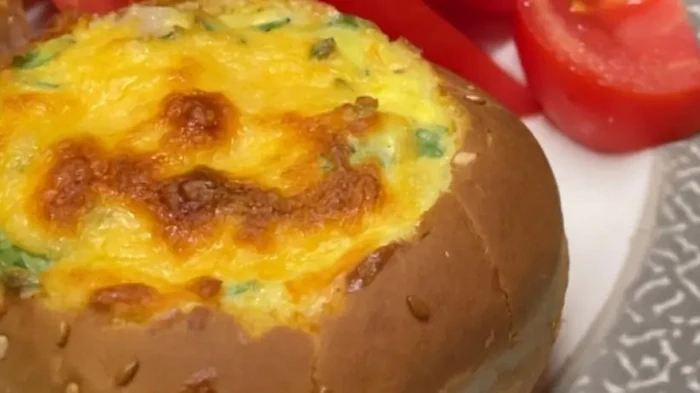 Omelet i en bolle med røget spidsbryst: opskrift på den perfekte snack