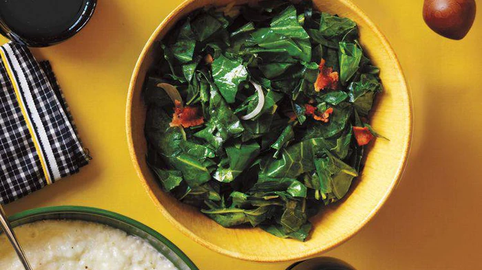 Tilberedning af grønt med bacon