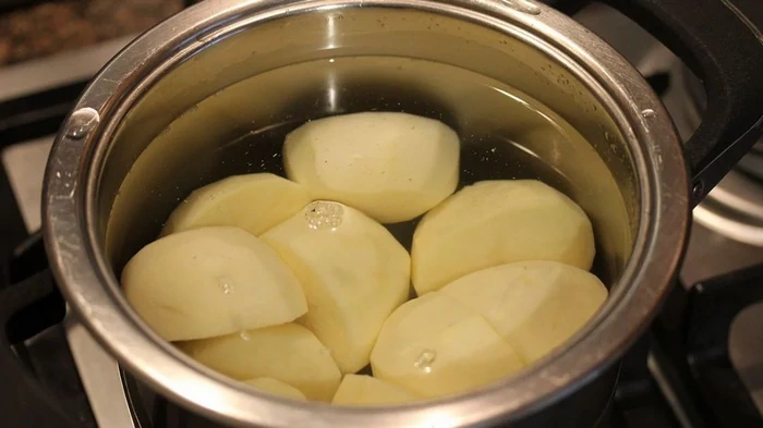 Tilsæt denne ingrediens, før du koger kartoflerne, så bliver de smagfulde, smuldrende og velsmagende.